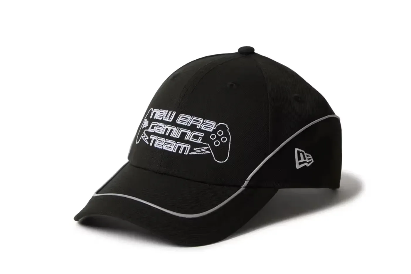 Ko se srečata legendi: New Era x PlayStation z novo modno kolekcijo za “level up” vaše garderobe
