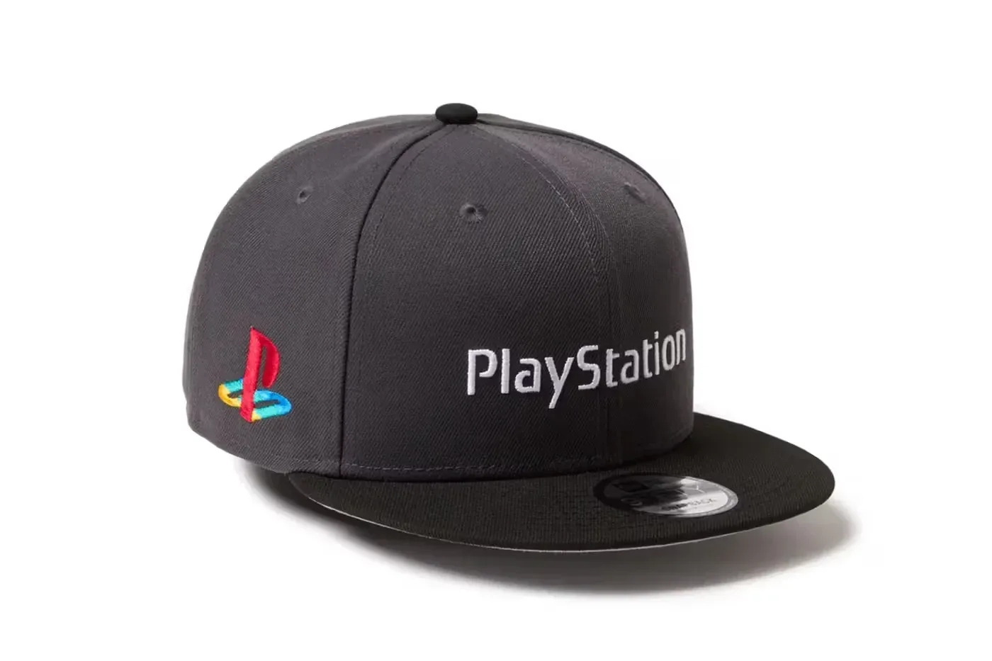 Ko se srečata legendi: New Era x PlayStation z novo modno kolekcijo za “level up” vaše garderobe