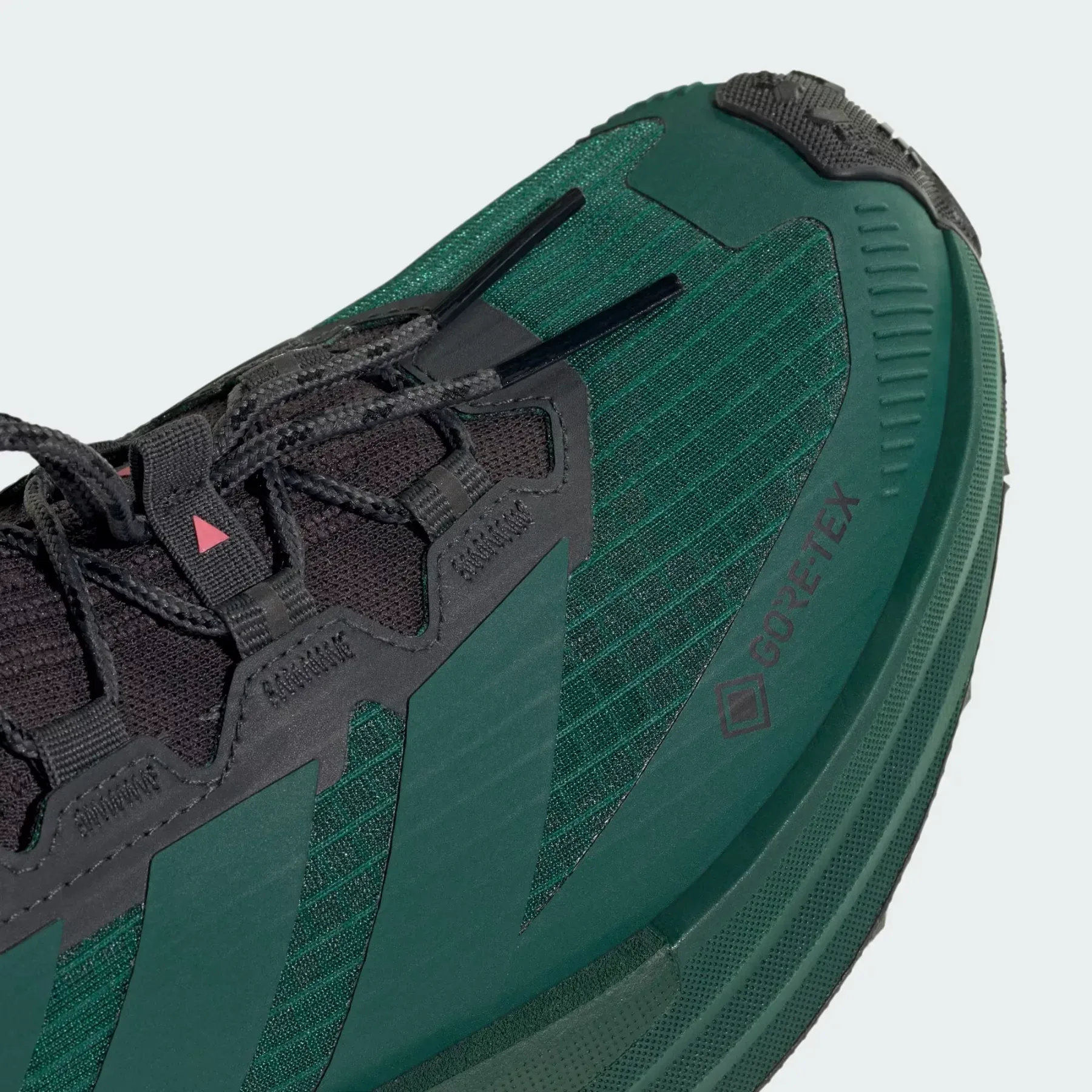 Ko se visoka moda sreča z gozdno potjo: Adidas Terrex Freehiker 3 je tvoj novi modni izgovor za pobeg v naravo