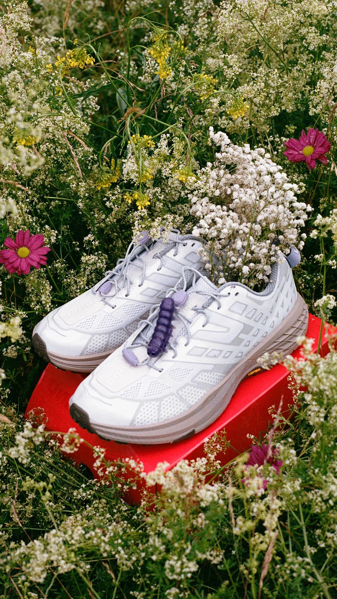Ko trail sreča stil: UNNA x HOKA Speedgoat 2 – retro futurizem za sodobne nomade