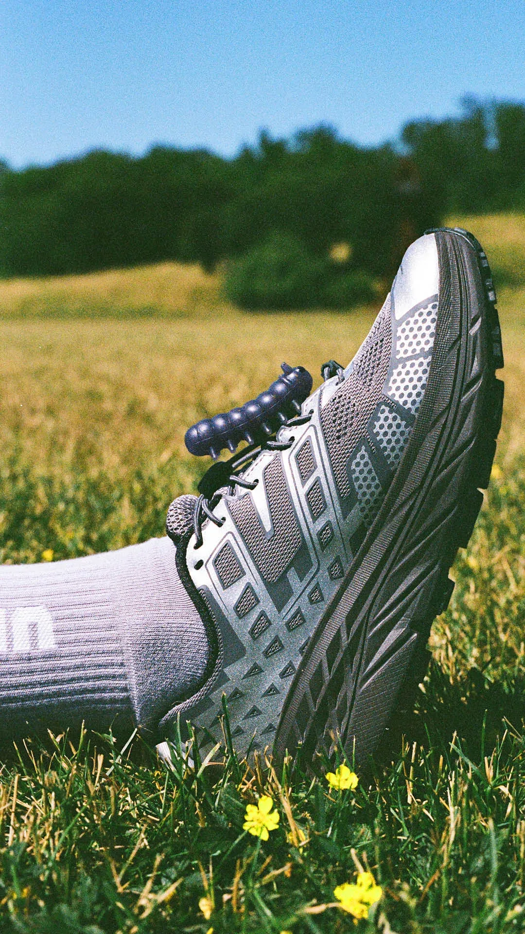Ko trail sreča stil: UNNA x HOKA Speedgoat 2 – retro futurizem za sodobne nomade