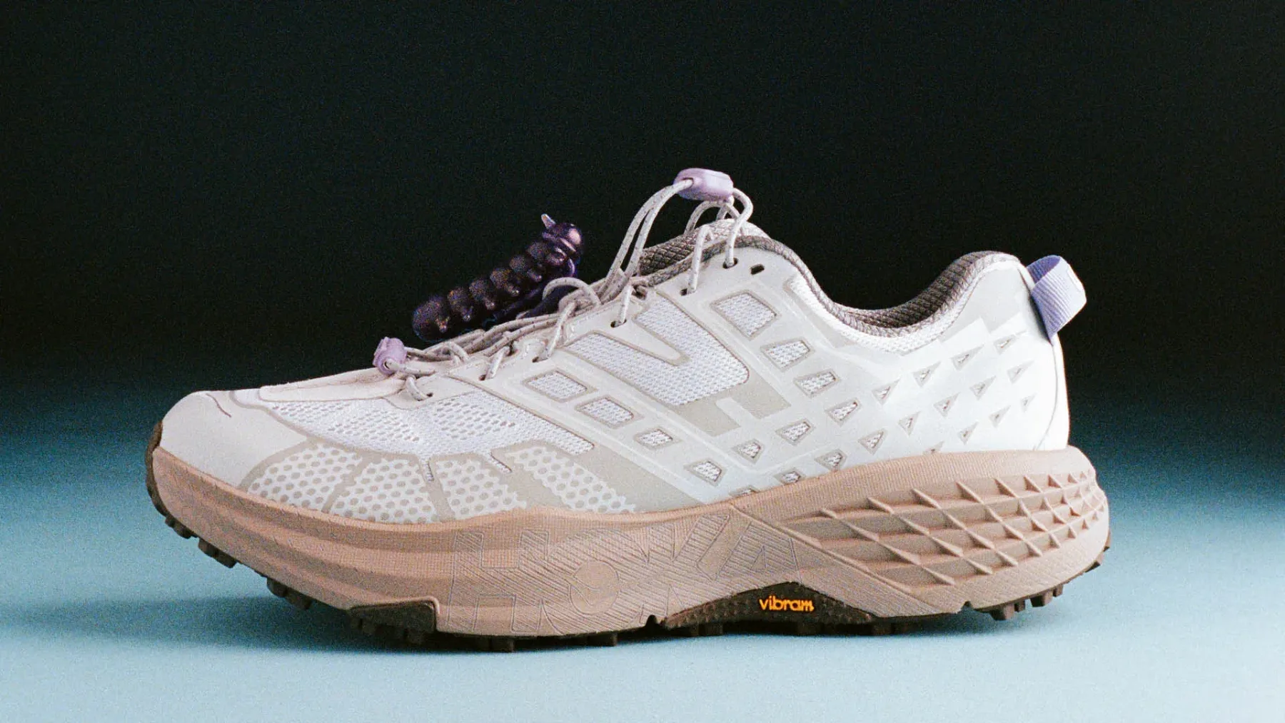 Ko trail sreča stil: UNNA x HOKA Speedgoat 2 – retro futurizem za sodobne nomade