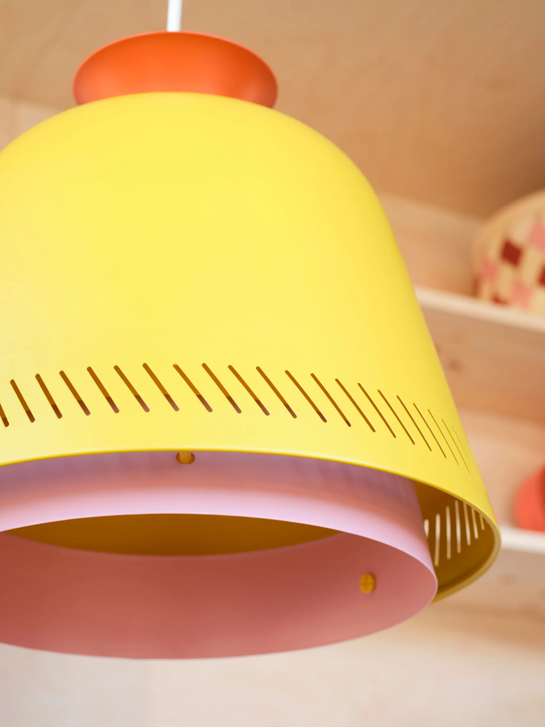 Kolekcija OMMJÄNGE by IKEA: Ko švedska folklora postane sodoben dizajn za majhna stanovanja
