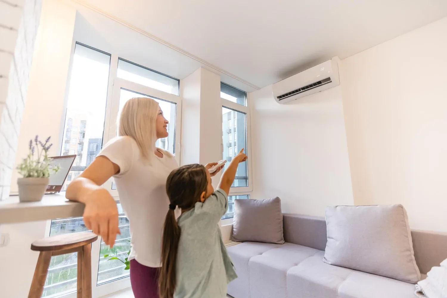 Koliko stopinj naj bo v prostoru med vročino – kardiologi razkrivajo idealno temperaturo!