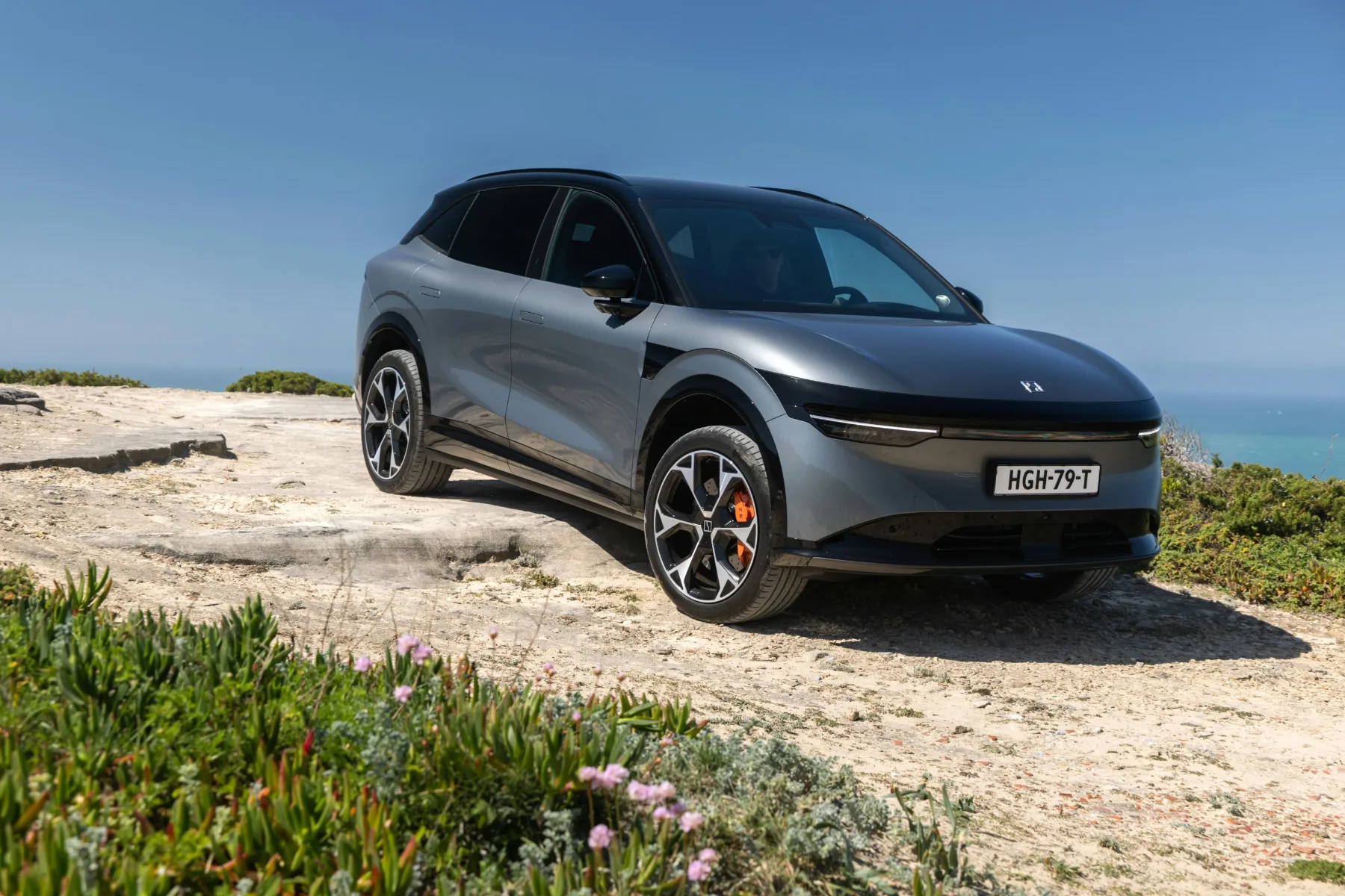 Kolumna: COTY – Car of the Year 2026 – ko se zdrava pamet žirantov pelje na zadnjem sedežu