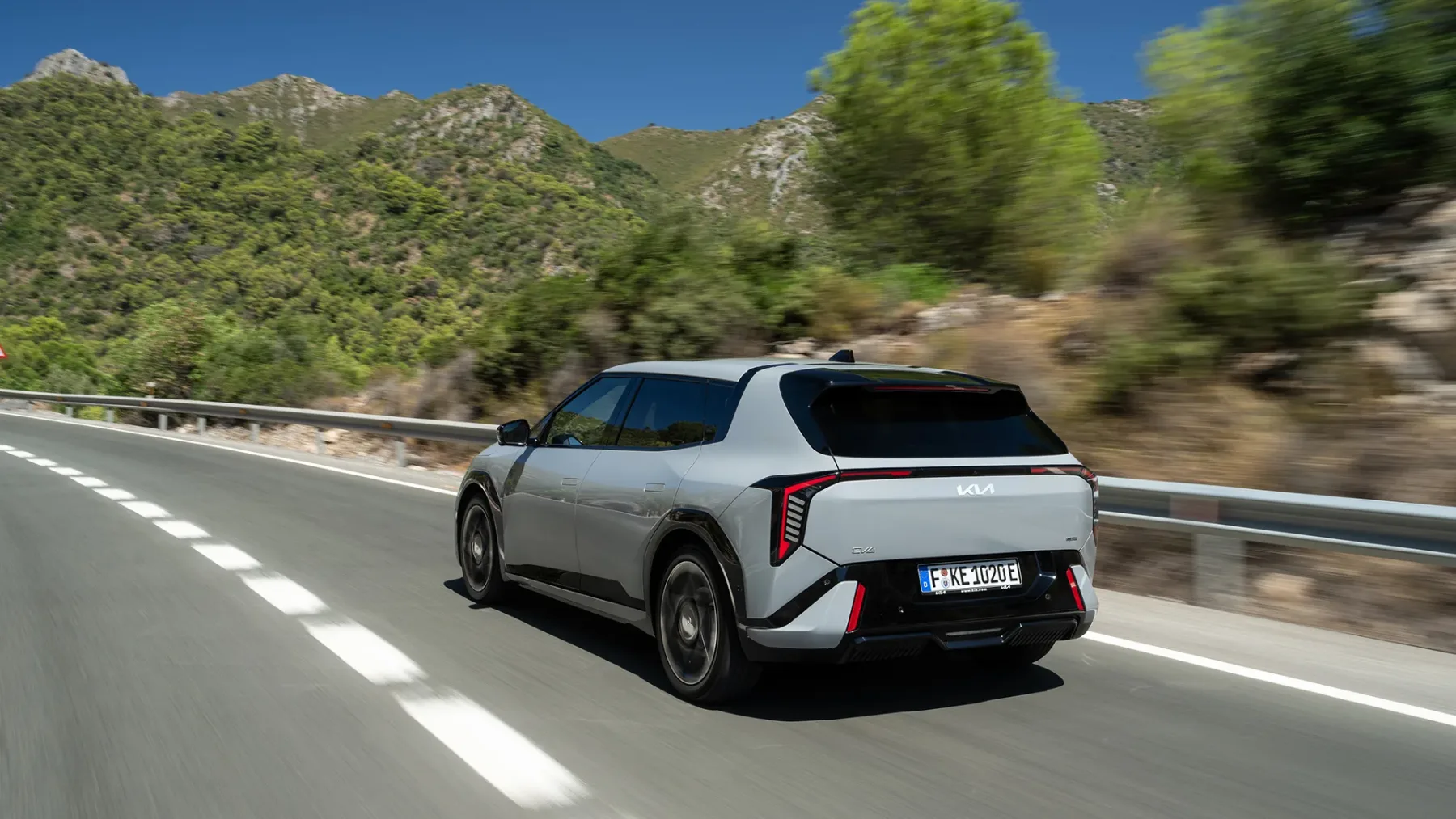 Kolumna: COTY – Car of the Year 2026 – ko se zdrava pamet žirantov pelje na zadnjem sedežu