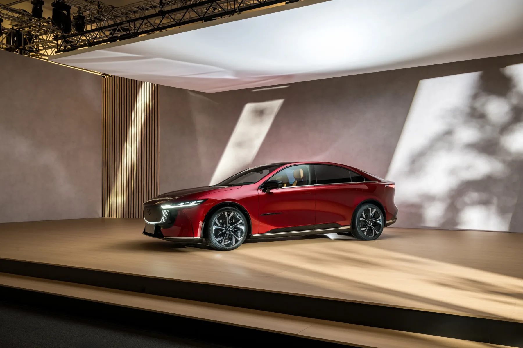 Kolumna: COTY – Car of the Year 2026 – ko se zdrava pamet žirantov pelje na zadnjem sedežu