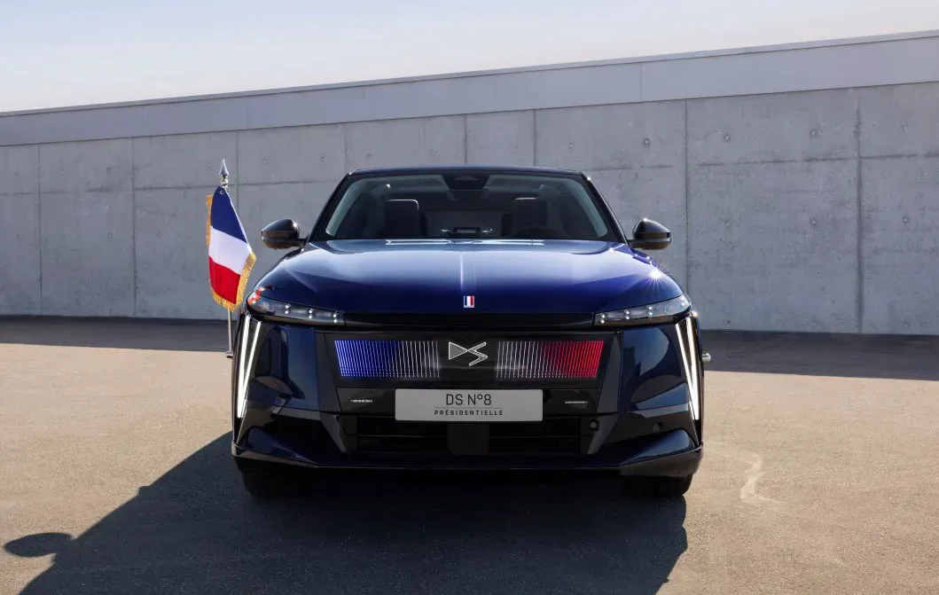 Kolumna: COTY – Car of the Year 2026 – ko se zdrava pamet žirantov pelje na zadnjem sedežu