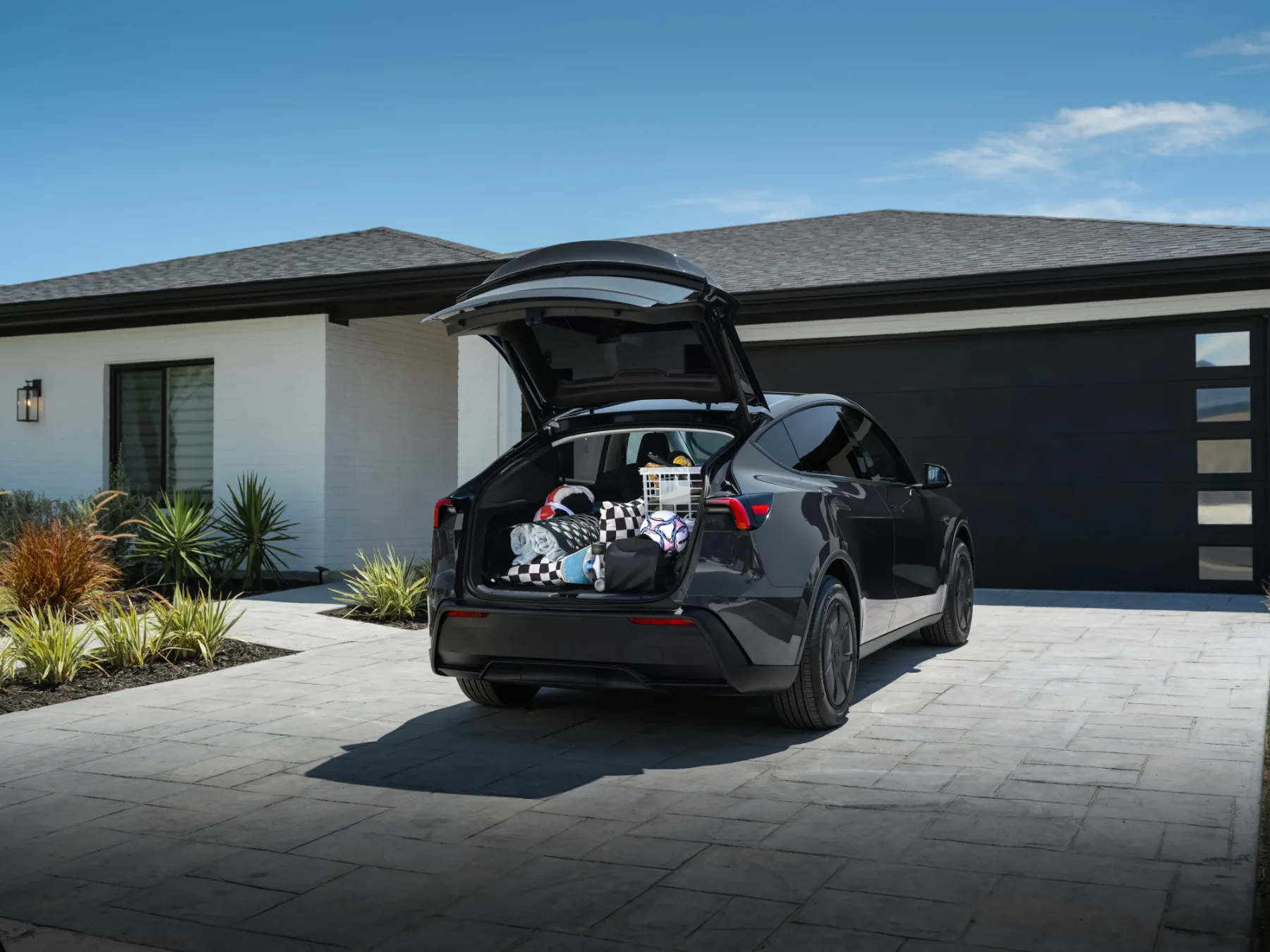 Kolumna: Tesla in čustvena praznina – ko racionalnost ubije željo in uniči blagovno znamko! Je ta poteza siguren zaton Tesle?