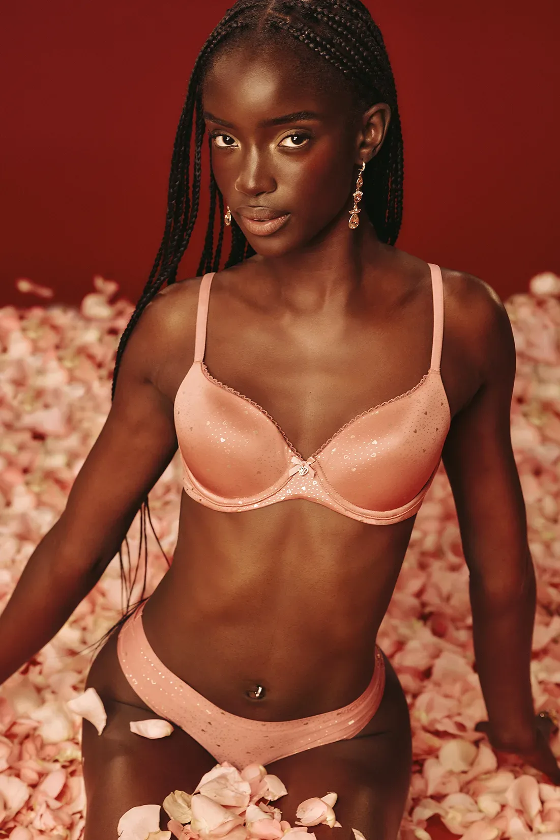 Konec dolgočasnih daril: Victoria’s Secret razkriva, kaj si ženske za Valentinovo 2026 dejansko želijo