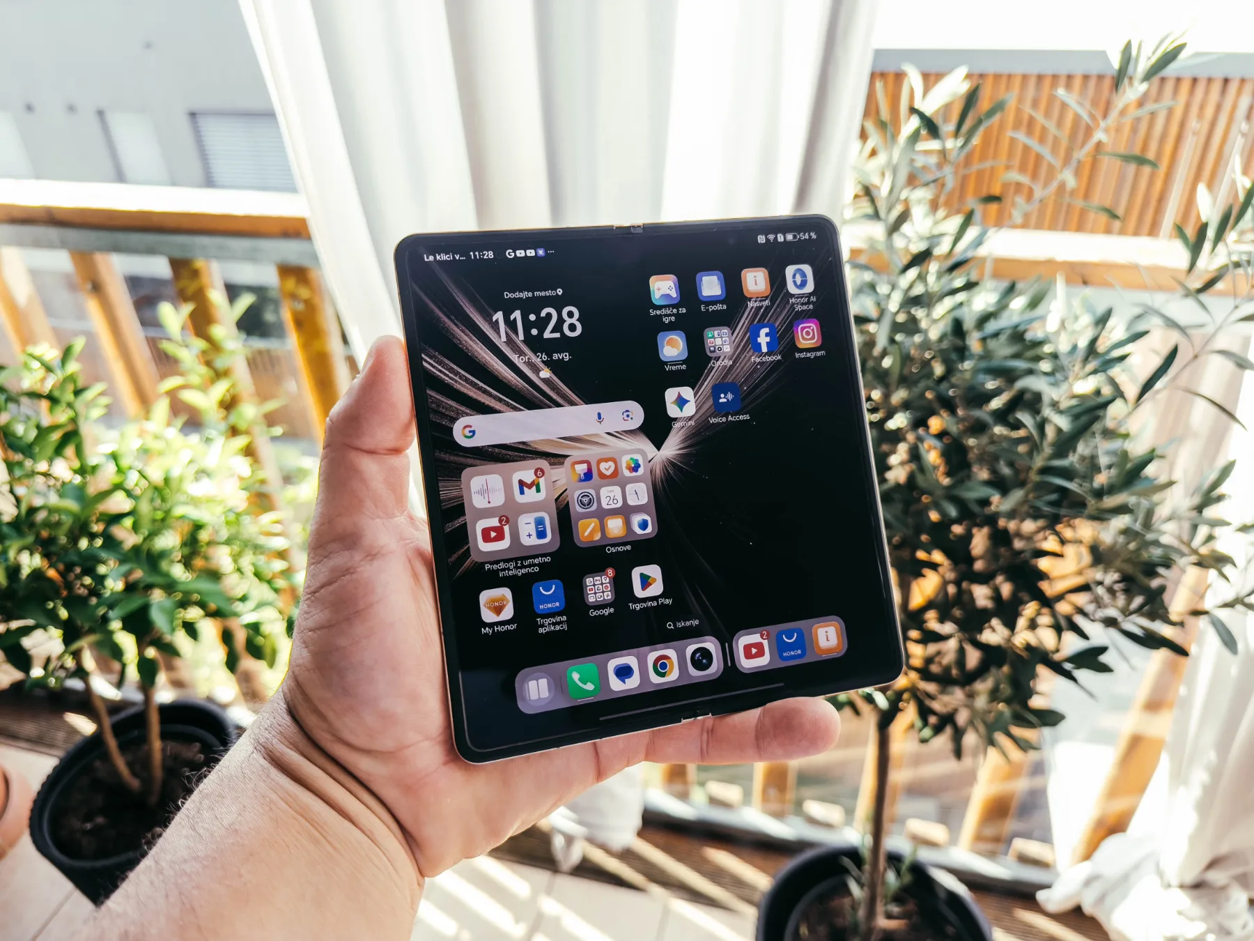 Kratek test: Honor Magic V5 – najtanjši zložljiv pametni telefon, ki sesuva predsodke o zložljivih telefonih