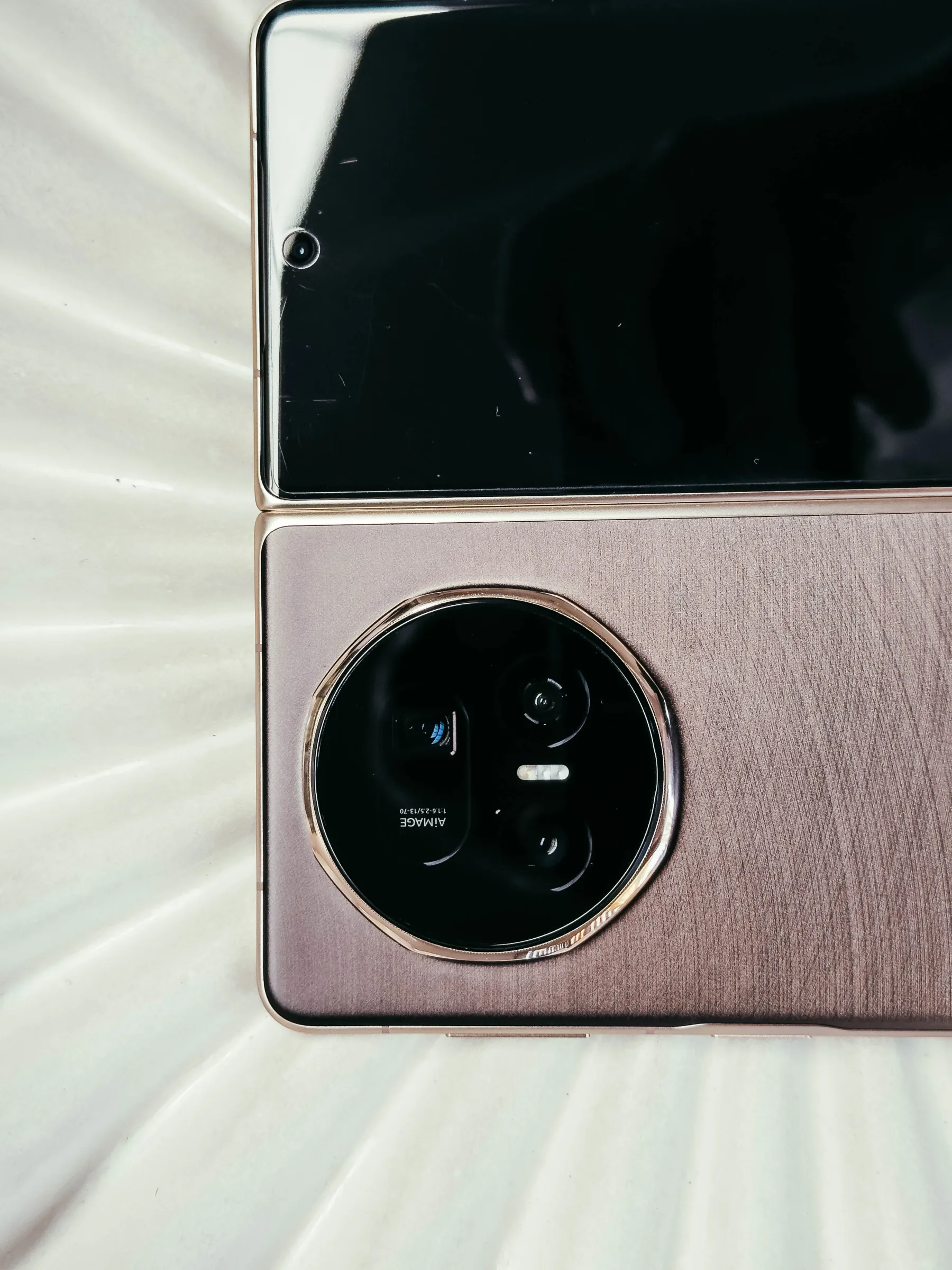 Kratek test: Honor Magic V5 – najtanjši zložljiv pametni telefon, ki sesuva predsodke o zložljivih telefonih