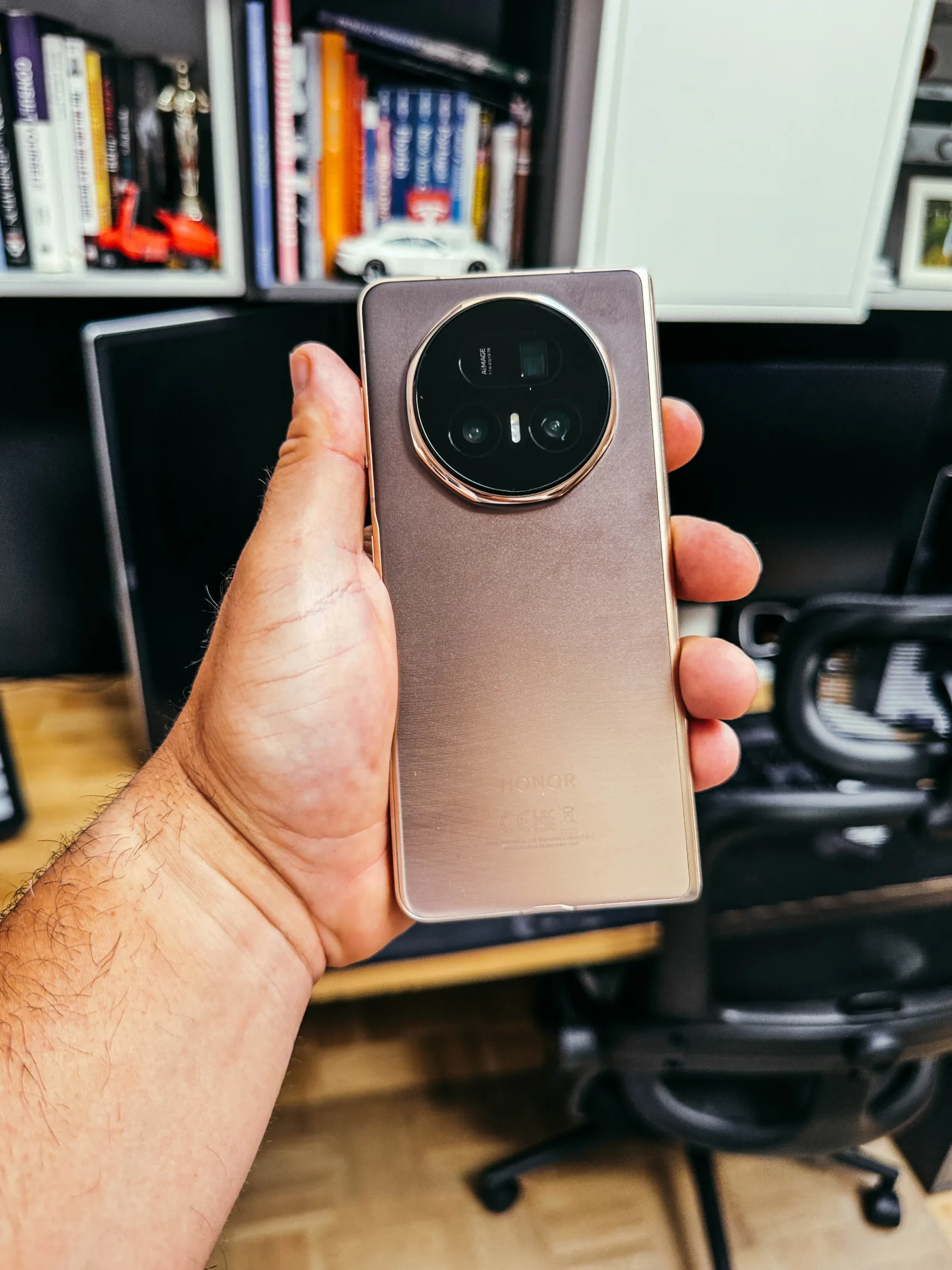 Kratek test: Honor Magic V5 – najtanjši zložljiv pametni telefon, ki sesuva predsodke o zložljivih telefonih