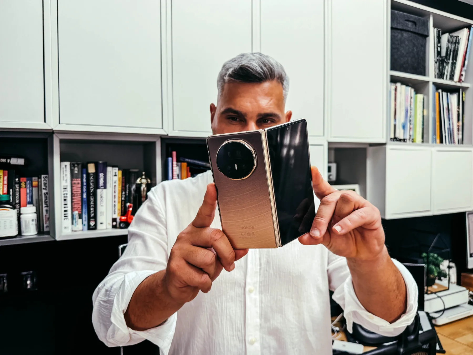 Kratek test: Honor Magic V5 – najtanjši zložljiv pametni telefon, ki sesuva predsodke o zložljivih telefonih