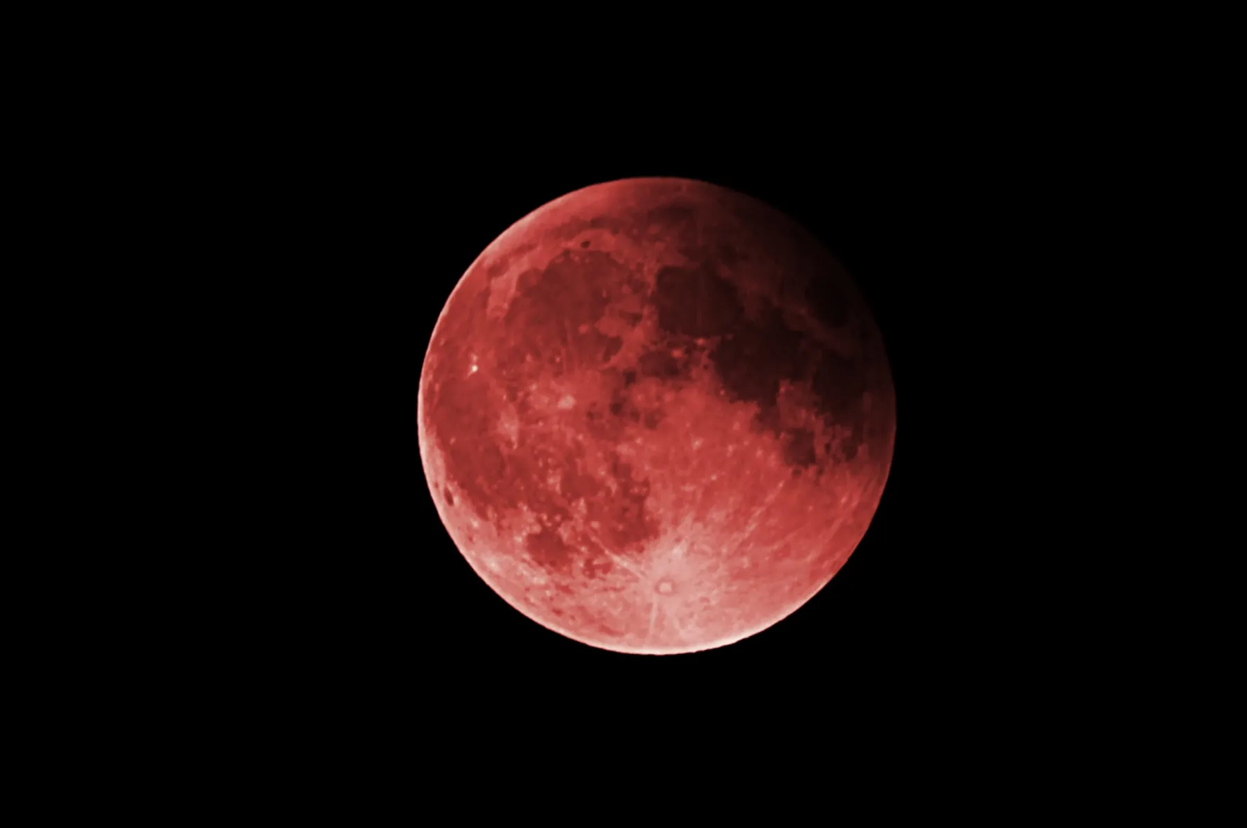 Krvava luna se bo zgodila marca 2025: Popolni Lunin mrk bo Luno obarval rdeče