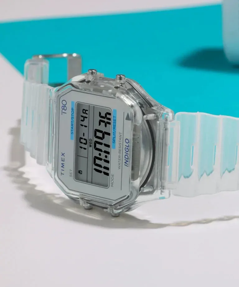 Kultna digitalna ura iz 80. let se vrača v prozorni preobleki: Timex T80 Resin stane le 109 evrov