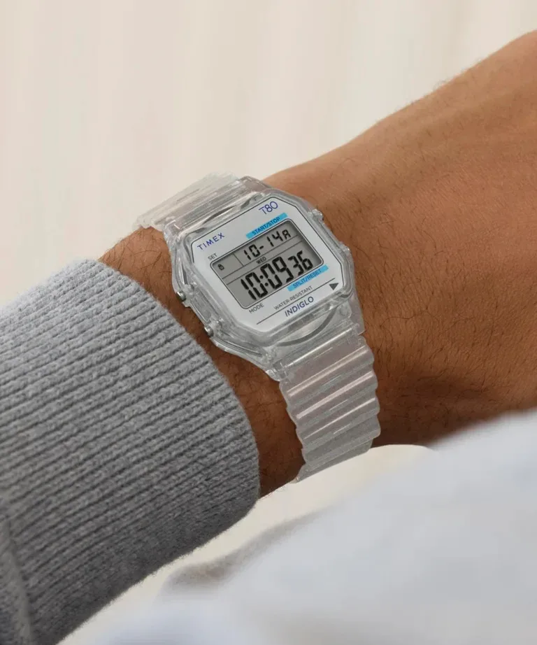 Kultna digitalna ura iz 80. let se vrača v prozorni preobleki: Timex T80 Resin stane le 109 evrov