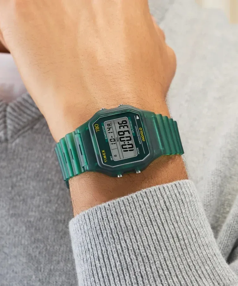 Kultna digitalna ura iz 80. let se vrača v prozorni preobleki: Timex T80 Resin stane le 109 evrov