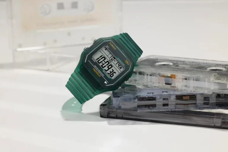 Kultna digitalna ura iz 80. let se vrača v prozorni preobleki: Timex T80 Resin stane le 109 evrov