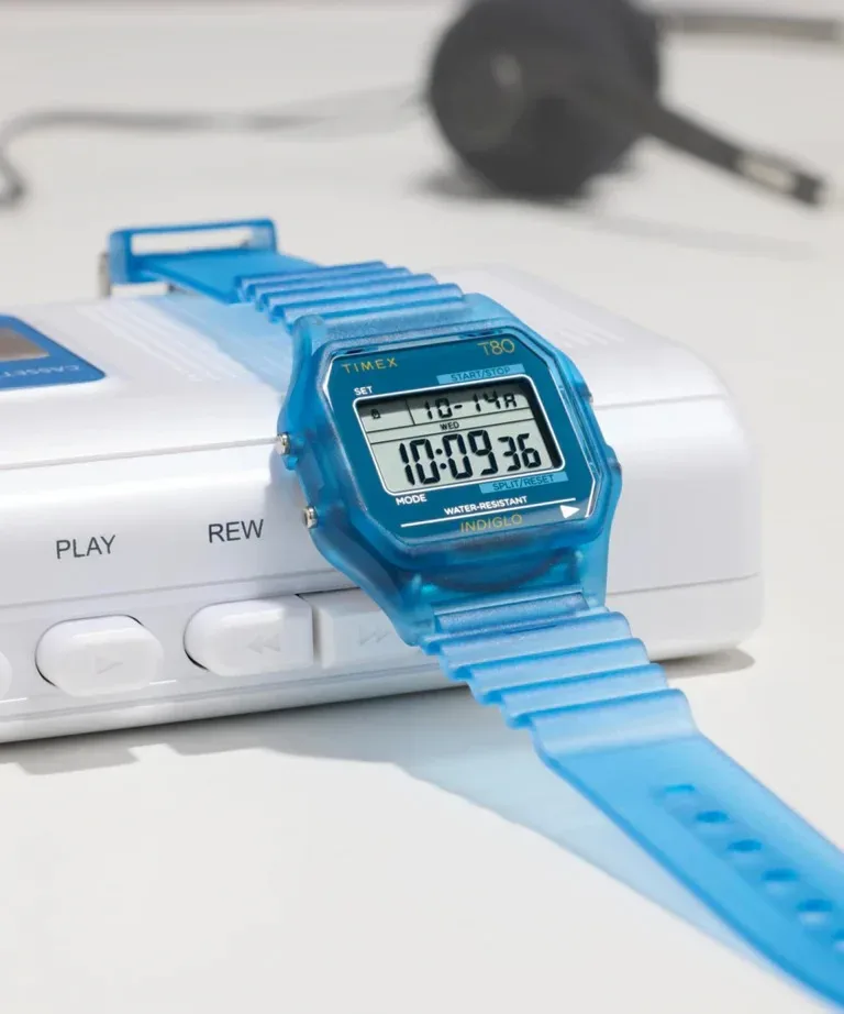 Kultna digitalna ura iz 80. let se vrača v prozorni preobleki: Timex T80 Resin stane le 109 evrov