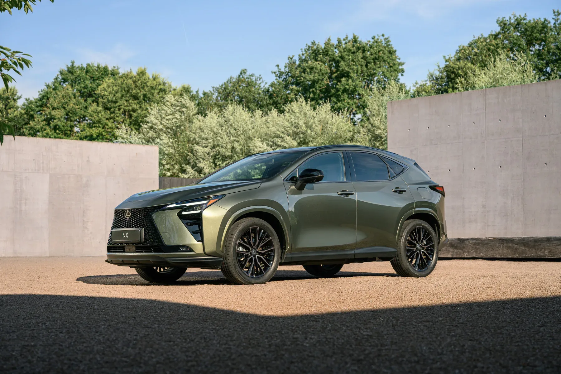 Novi Lexus NX (2027): Hibridni prestiž z več kot 100 km električnega dosega in japonskim zenom