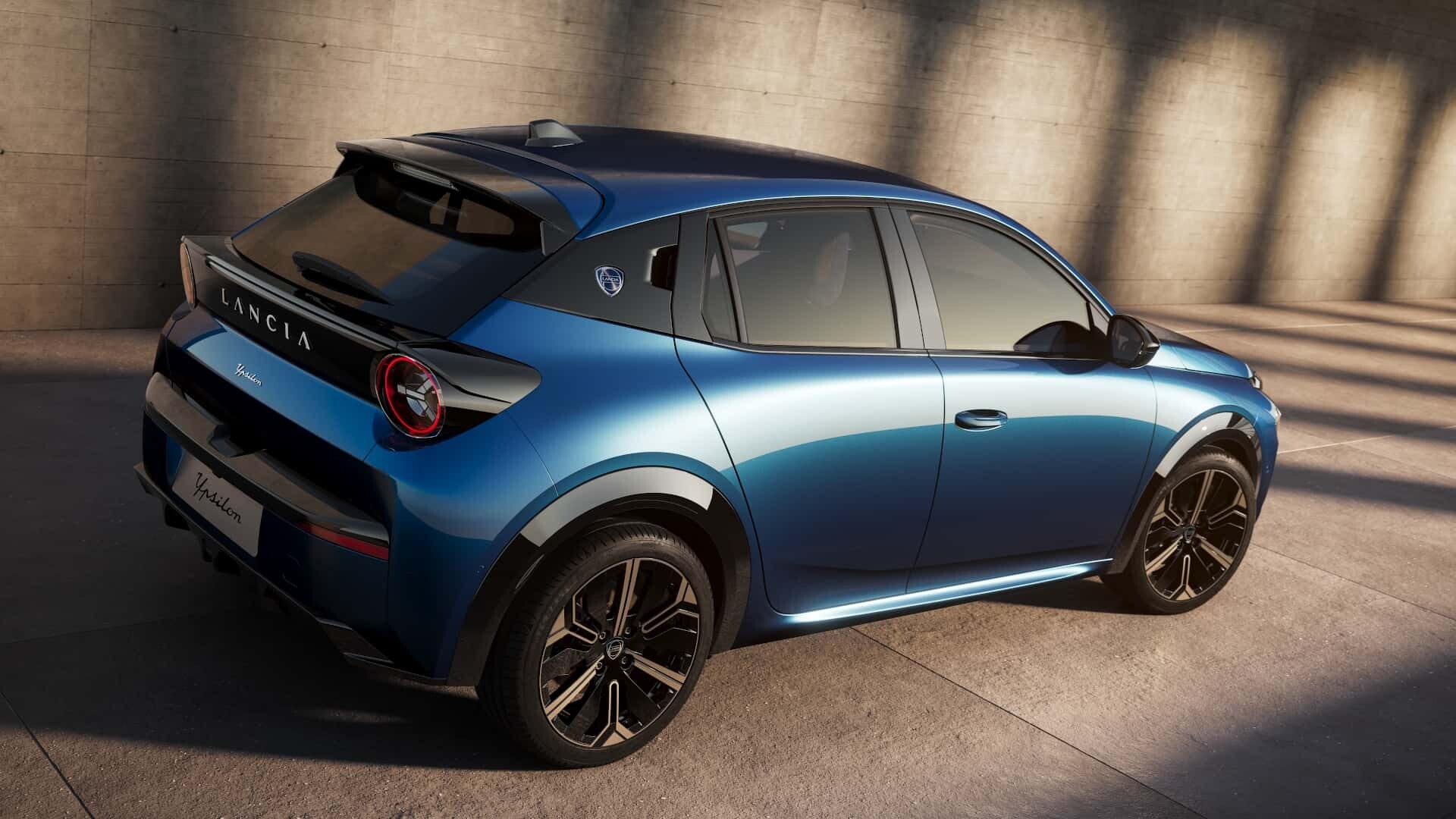 Lancia Ypsilon 2024: elegantna vrnitev legendarne znamke z električno energijo