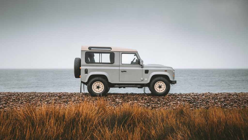Land Rover Classic razkriva Defender Works V8 Islay Edition, ki ga navdihuje bogata dediščina: robustna, a prefinjena omejena izdaja za zbiratelje
