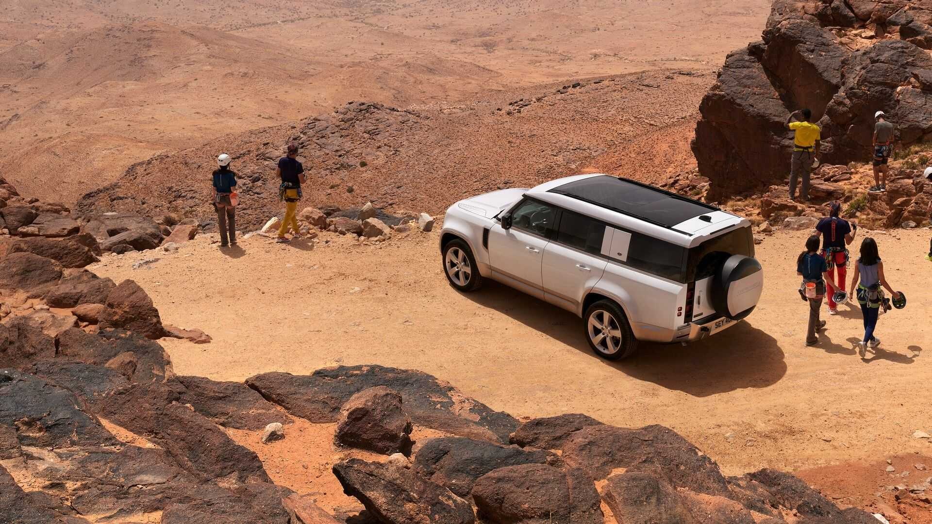 Land Rover Defender 130; Foto: media.landrover.com