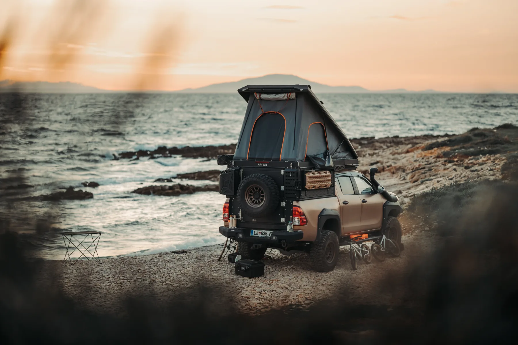 Land Rover Defender Alu-Cab PopUp integriran strešni šotor: so sanje o Defenderju s pop-up streho, ki zaenkrat še ne obstaja