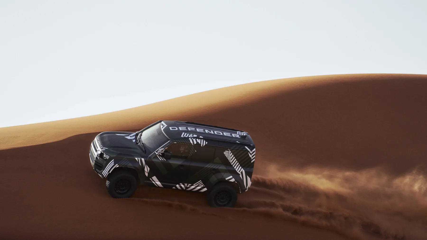 Land Rover Defender D7X-R: Ko se serijski SUV prelevi v puščavskega bojevnika