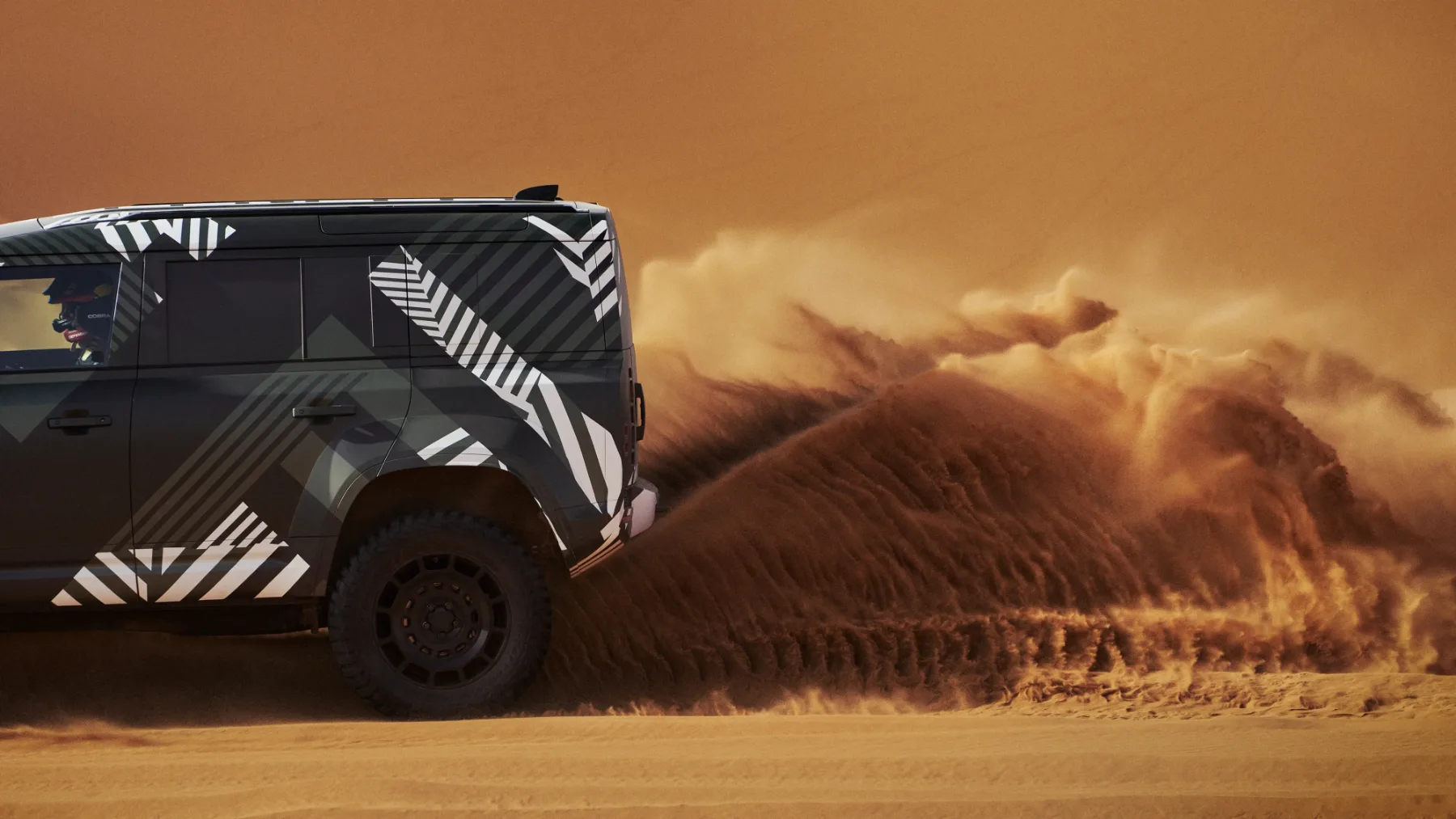 Land Rover Defender D7X-R: Ko se serijski SUV prelevi v puščavskega bojevnika