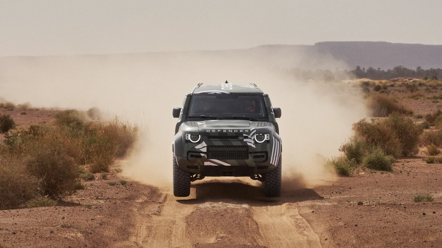 Land Rover Defender D7X-R: Ko se serijski SUV prelevi v puščavskega bojevnika