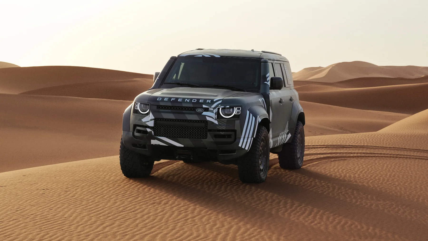 Land Rover Defender D7X-R: Ko se serijski SUV prelevi v puščavskega bojevnika