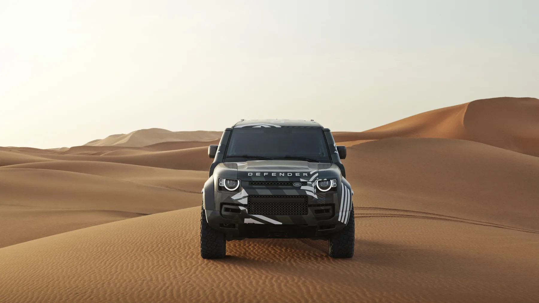Land Rover Defender D7X-R: Ko se serijski SUV prelevi v puščavskega bojevnika