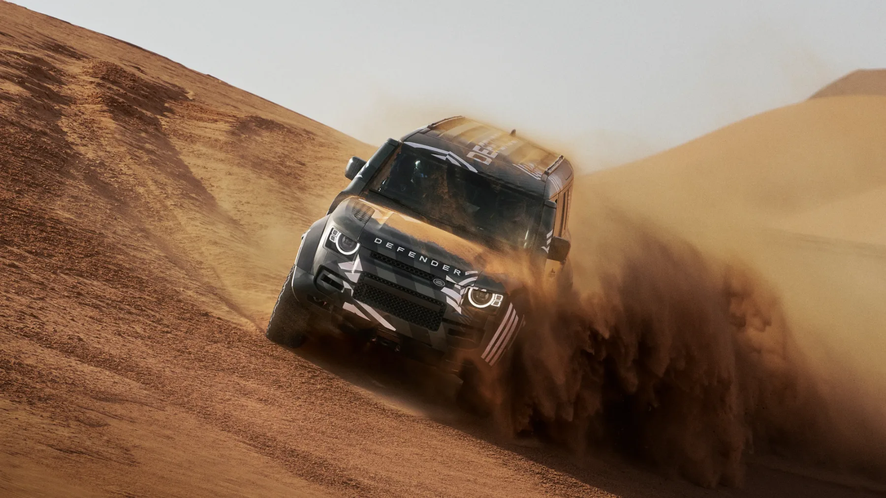 Land Rover Defender D7X-R: Ko se serijski SUV prelevi v puščavskega bojevnika