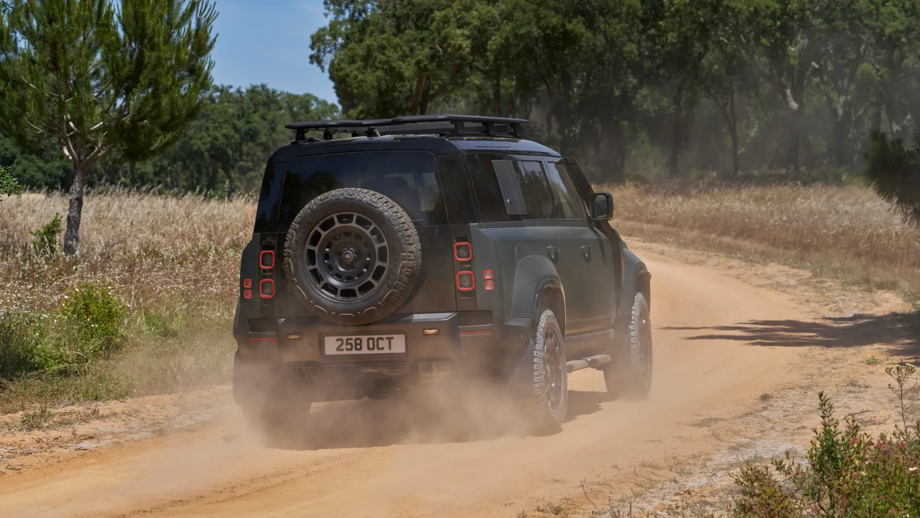 Land Rover Defender Octa 2025: je najhitrejši in najdrznejši Defender doslej