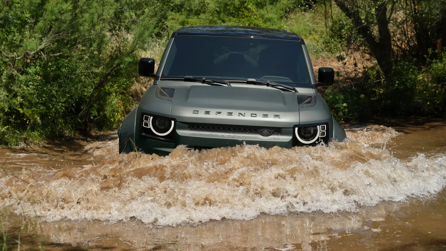 Land Rover Defender Octa 2025: je najhitrejši in najdrznejši Defender doslej