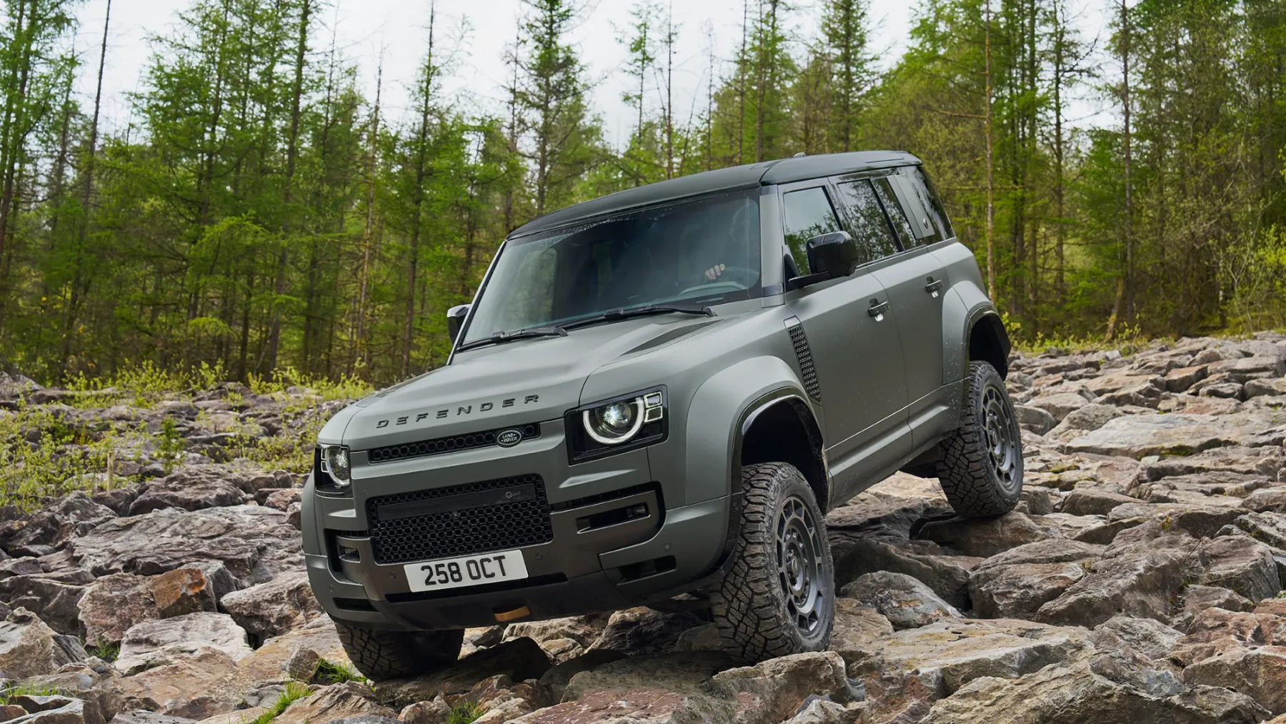 Land Rover Defender Octa 2025: je najhitrejši in najdrznejši Defender doslej
