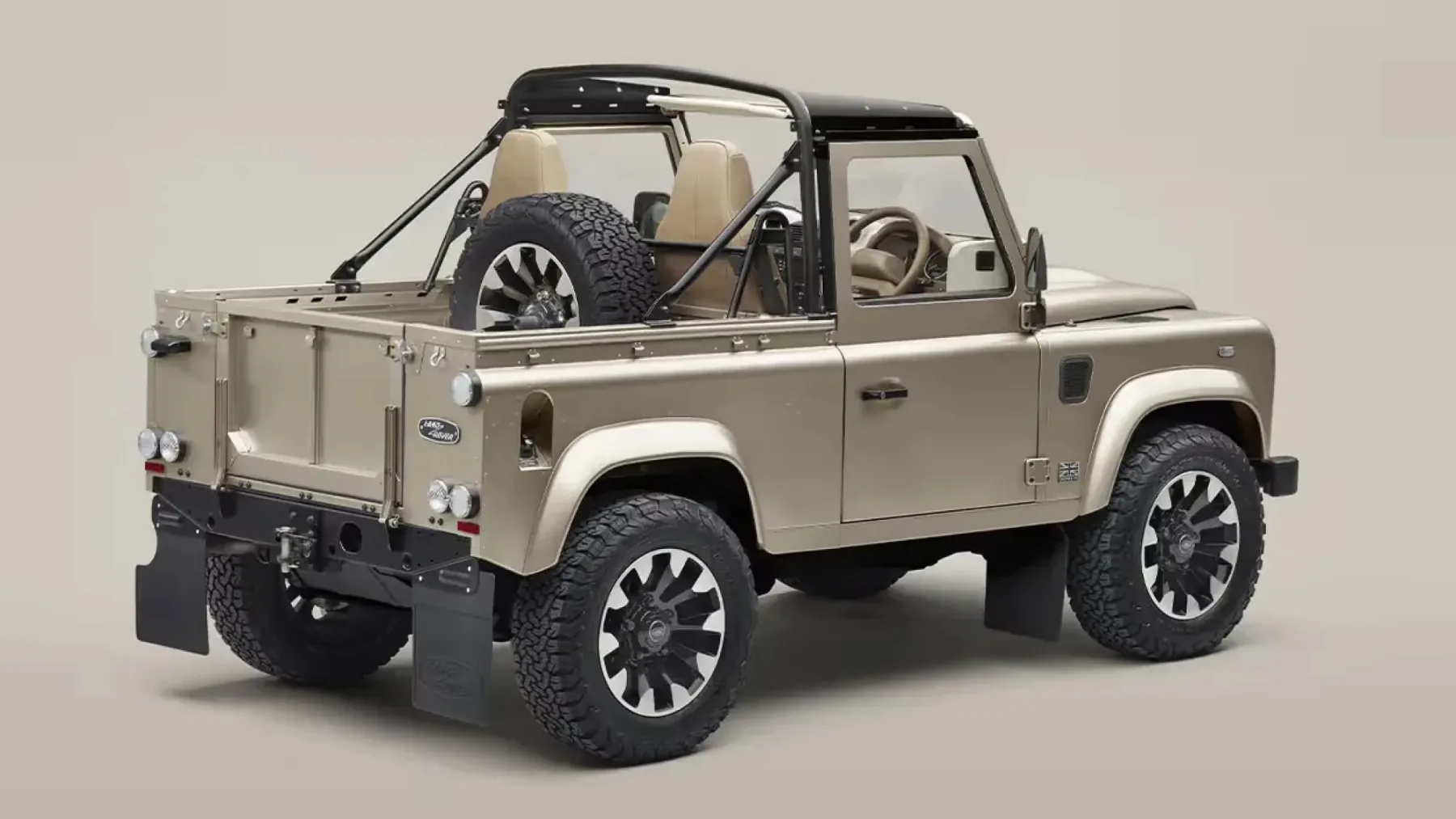 Land Rover Defender V8 Soft Top: Povratek brezstrešnega kralja med terenci