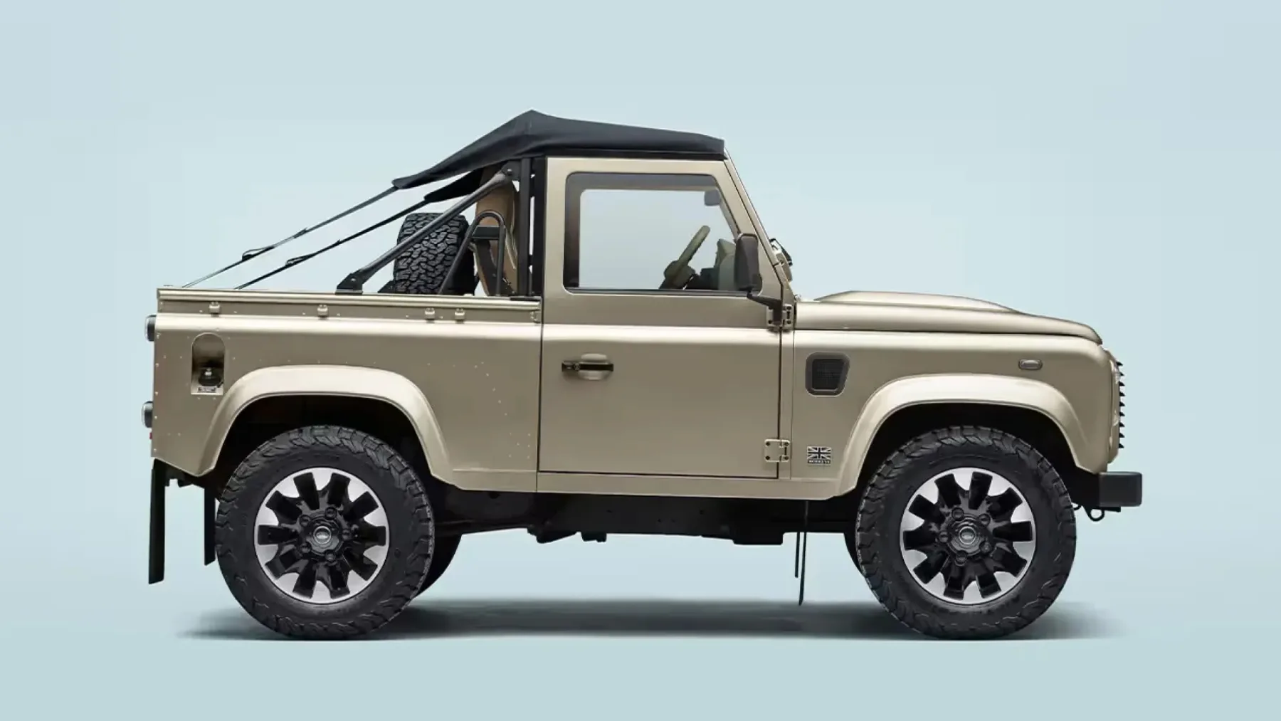 Land Rover Defender V8 Soft Top: Povratek brezstrešnega kralja med terenci