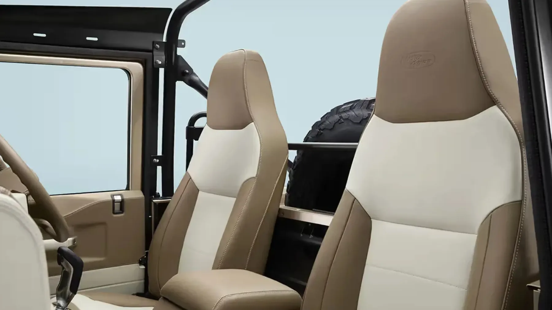 Land Rover Defender V8 Soft Top: Povratek brezstrešnega kralja med terenci