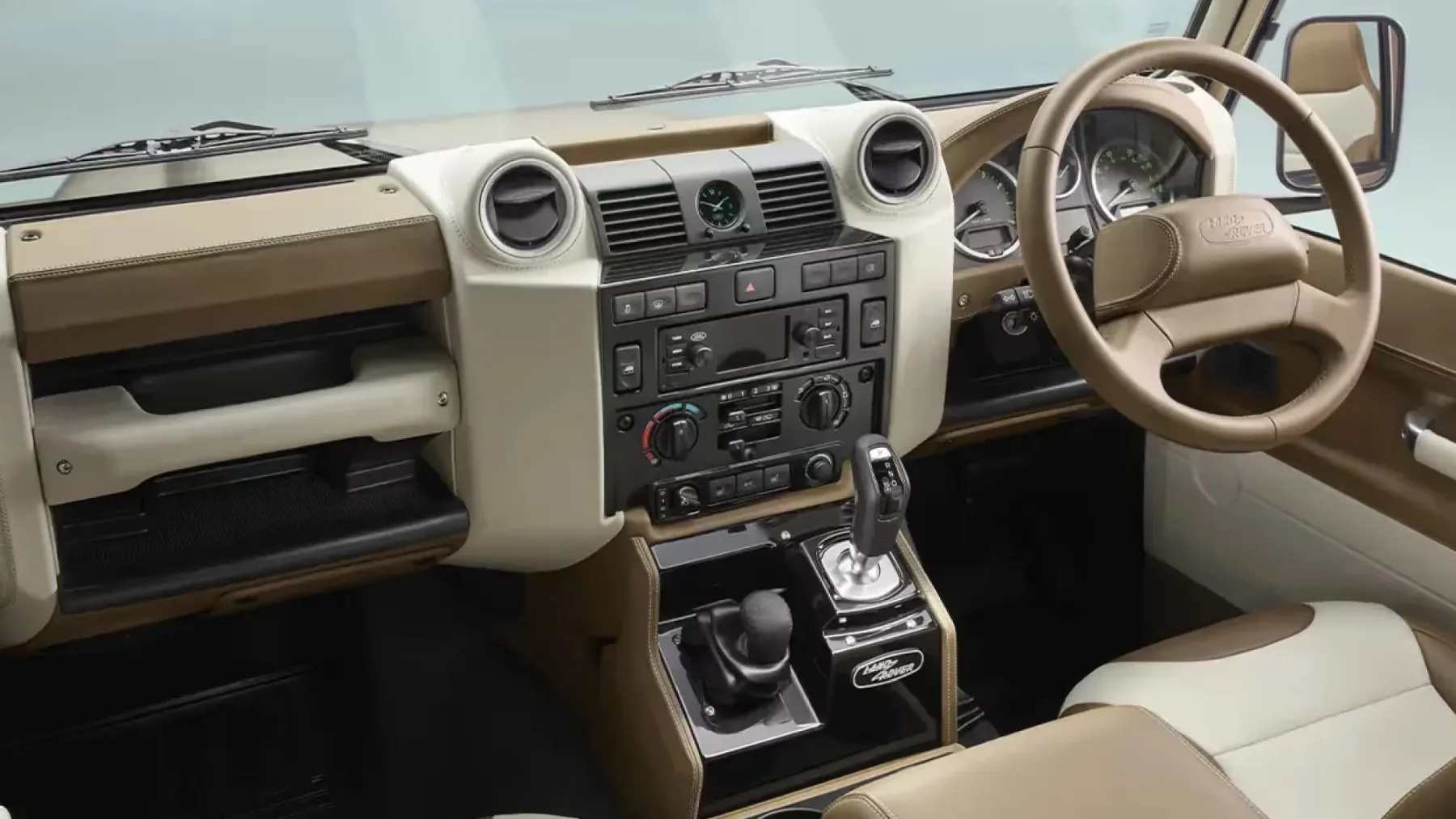 Land Rover Defender V8 Soft Top: Povratek brezstrešnega kralja med terenci
