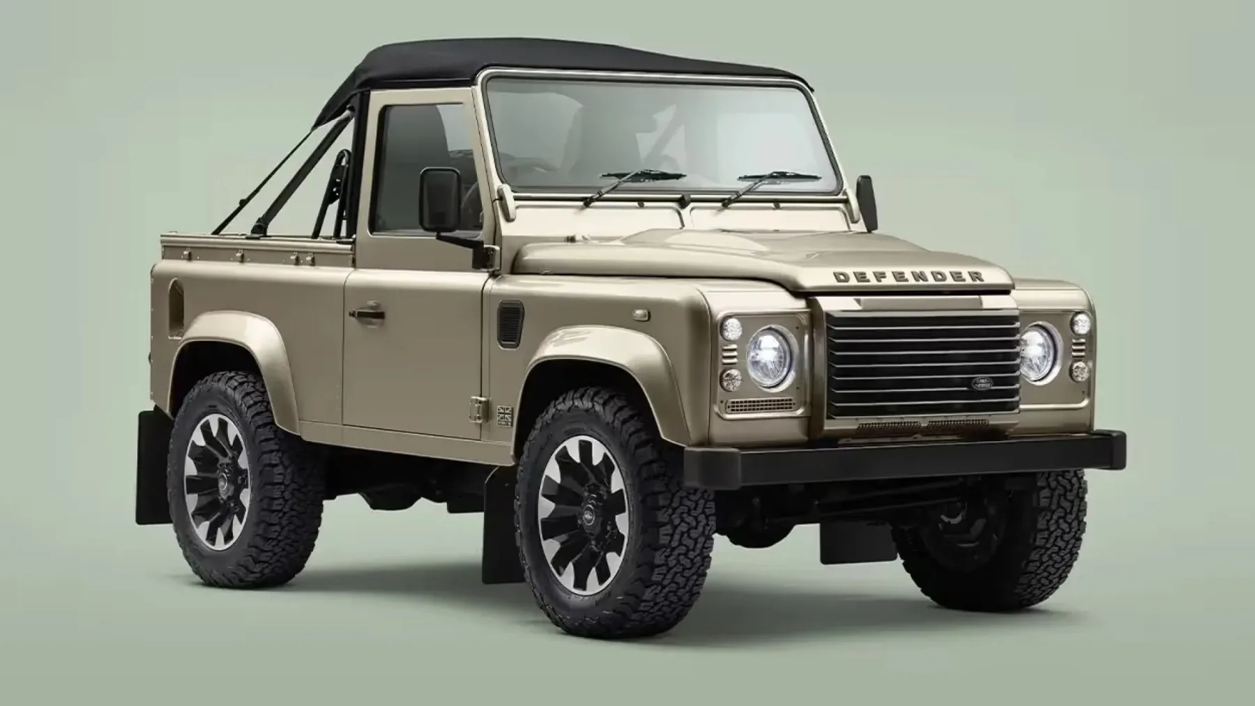 Land Rover Defender V8 Soft Top: Povratek brezstrešnega kralja med terenci