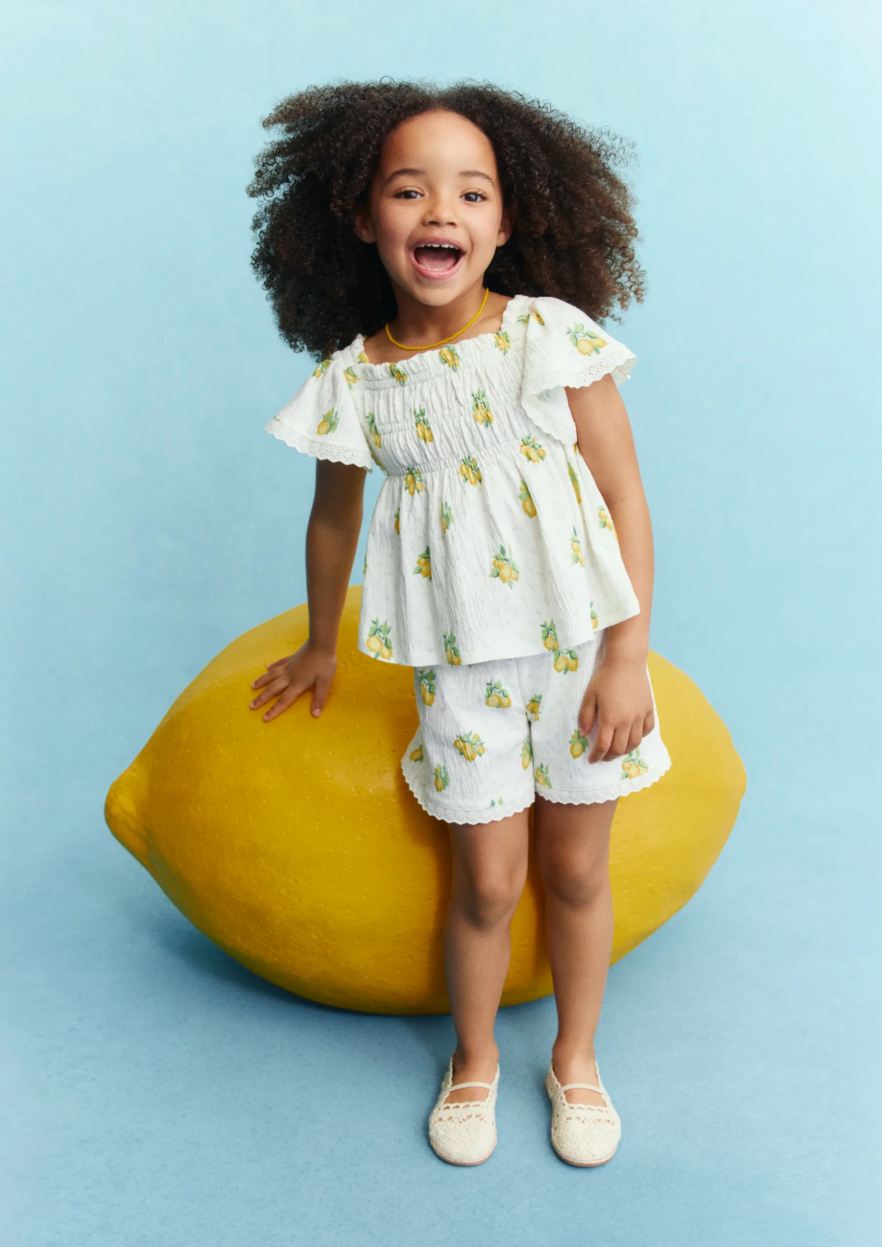 Laura Ashley x H&M: otroška kolekcija za poletje 2026, ki diši po limonah, morju in britanski romantiki