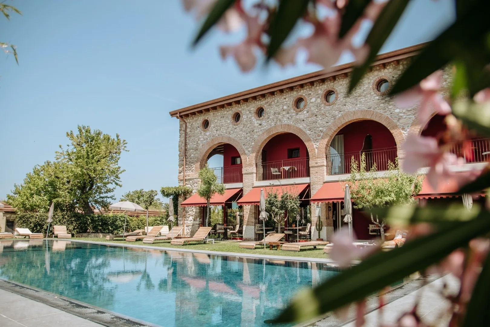 Le Greghe Suites v Laziseju: Razkošno zatočišče med vinogradi ob Gardskem jezeru