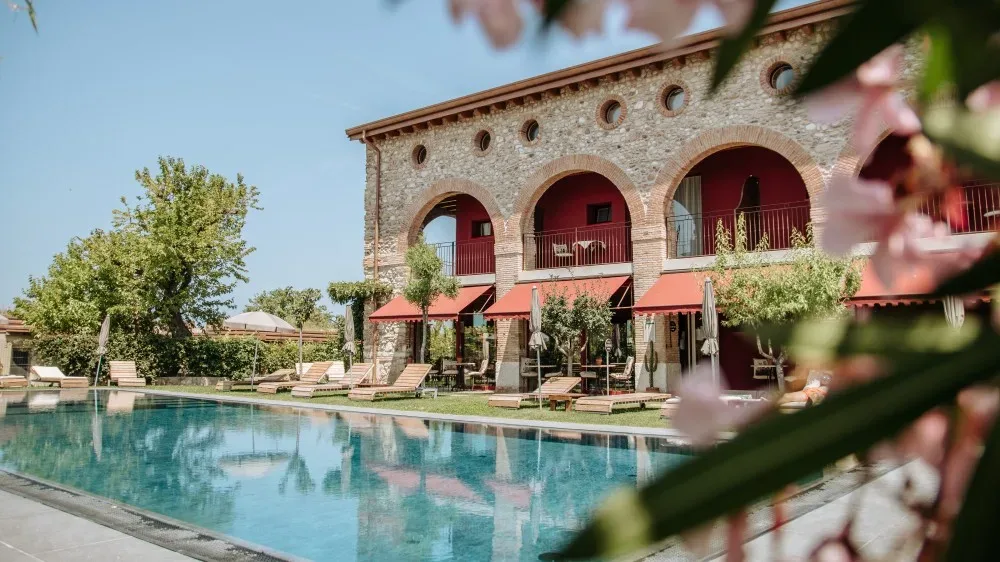 Le Greghe Suites v Laziseju: Razkošno zatočišče med vinogradi ob Gardskem jezeru