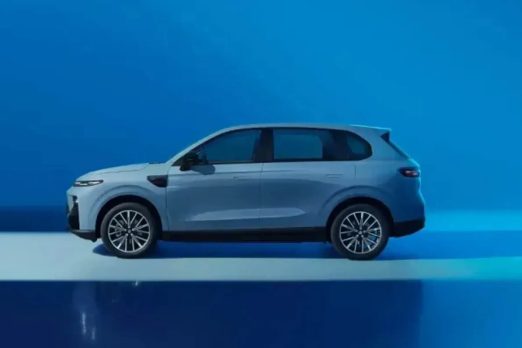 Leapmotor B05 za 25.000 evrov bo kitajski ID.3‑killer? Kompaktni električni Golf‑rival prihaja v München