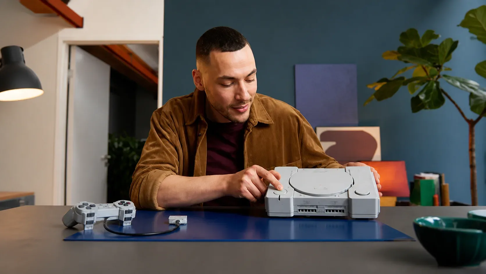 LEGO PlayStation: Ko se legendarna siva škatla iz leta 1994 vrne v obliki 1.911 plastičnih kock