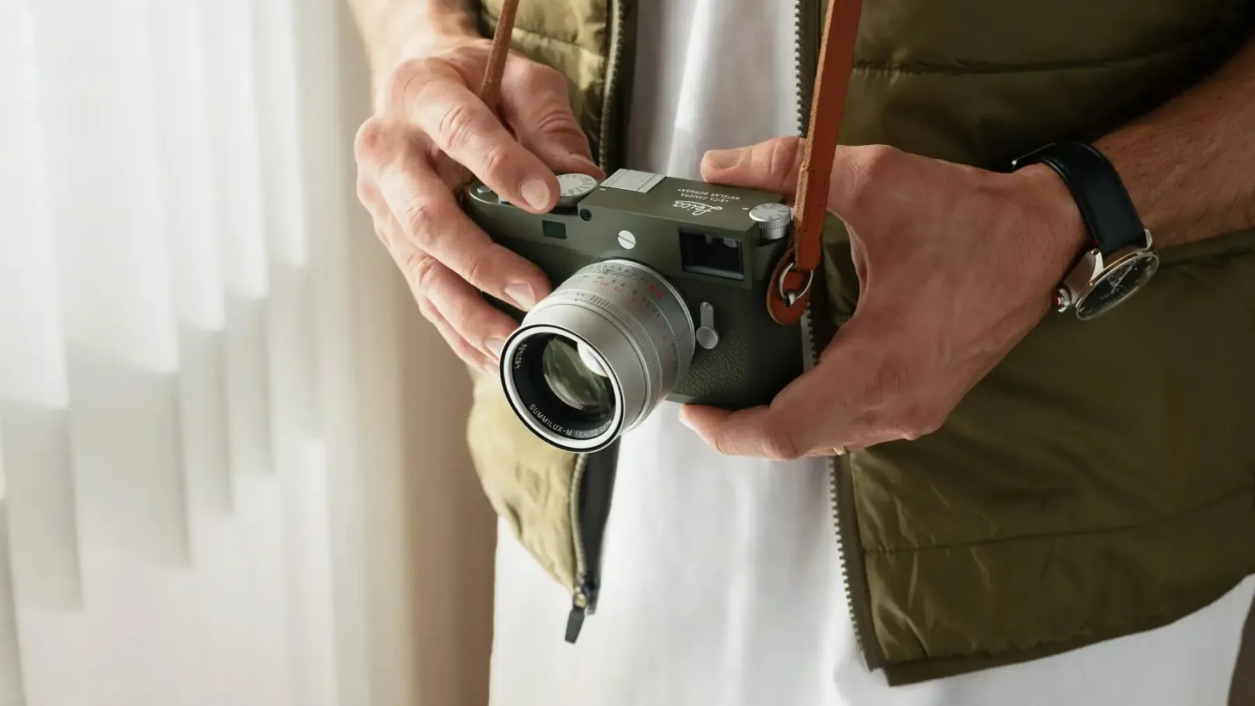 Leica M11-P Safari: Klasična eleganca v olivno zeleni preobleki