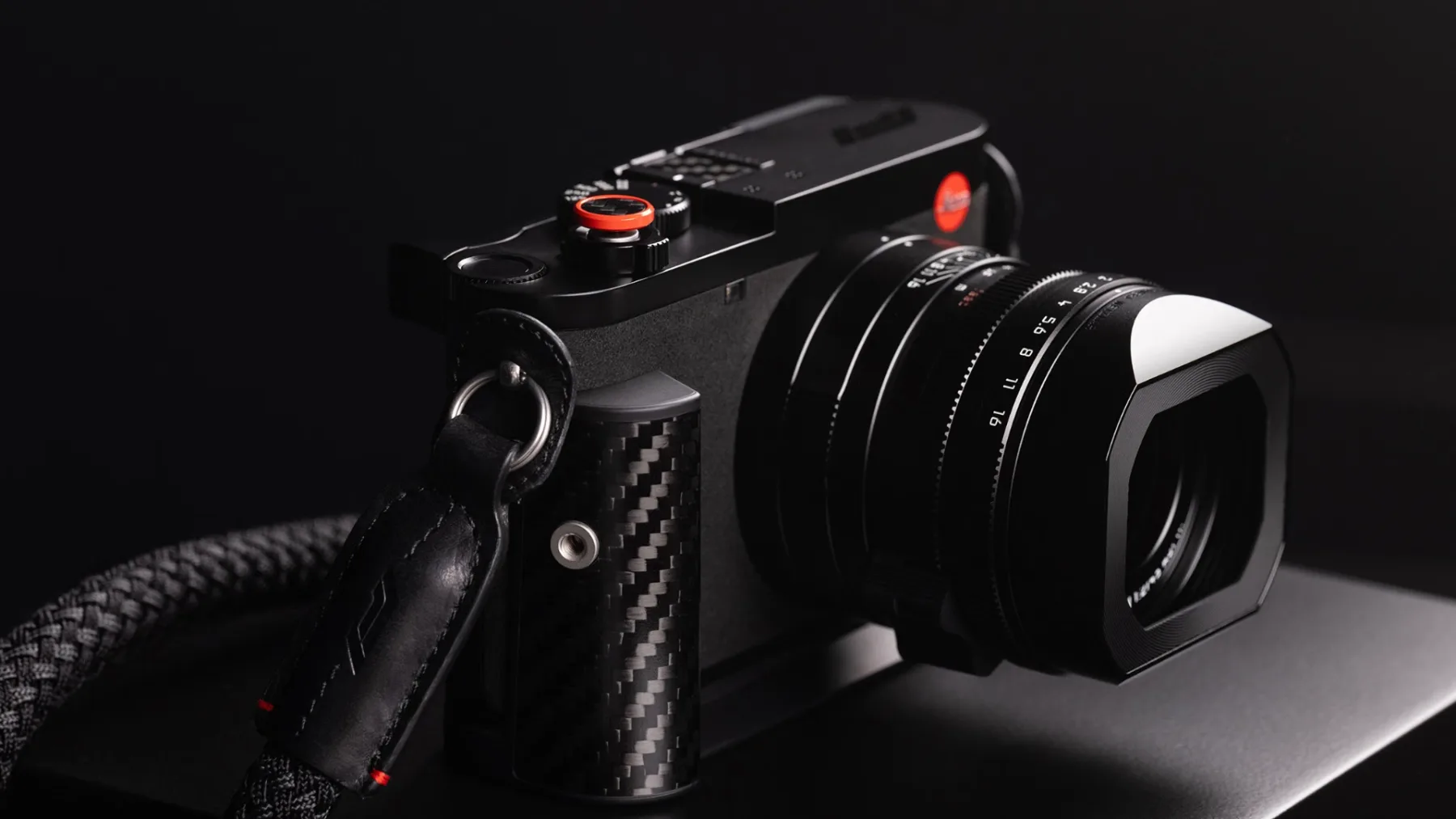 Leica Q3 43 Formula 1 Edition: Ko prestiž paddocka trči ob vrhunsko nemško optiko za skoraj deset tisočakov